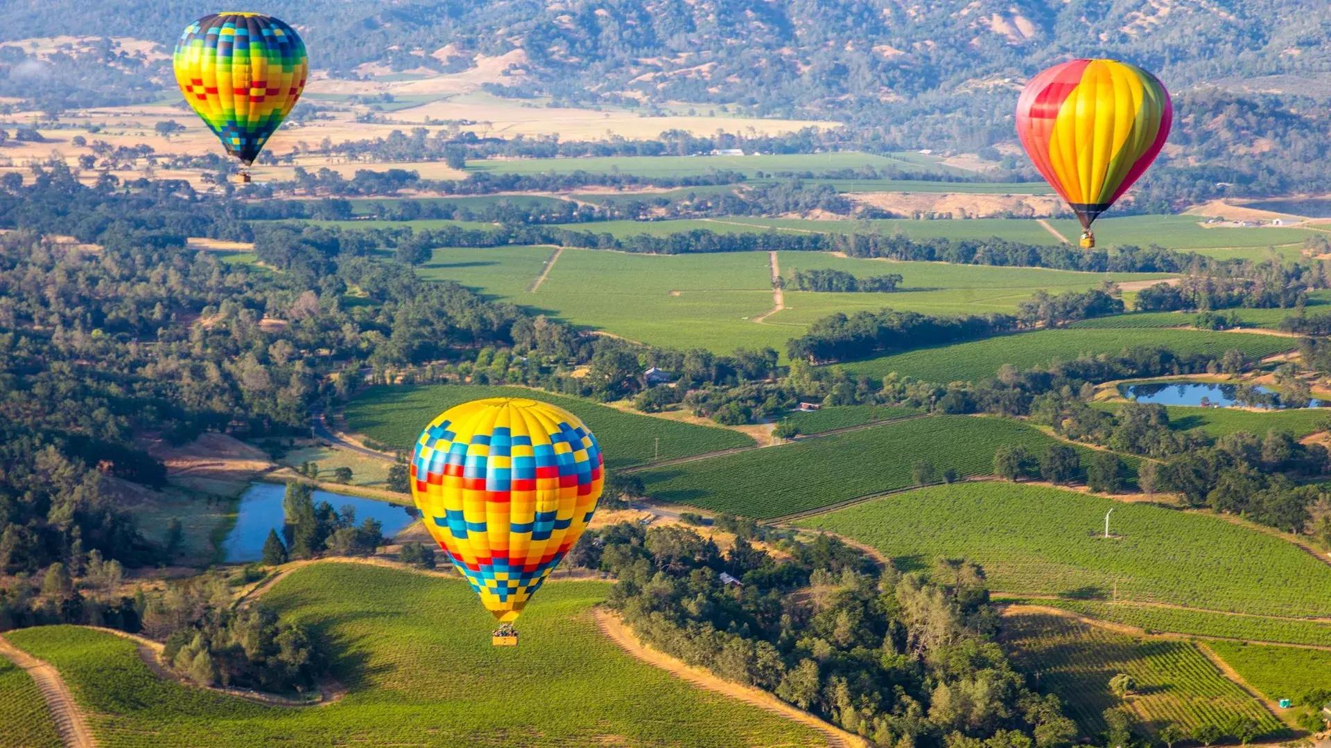 热气球在加利福尼亚州普莱森特山升空