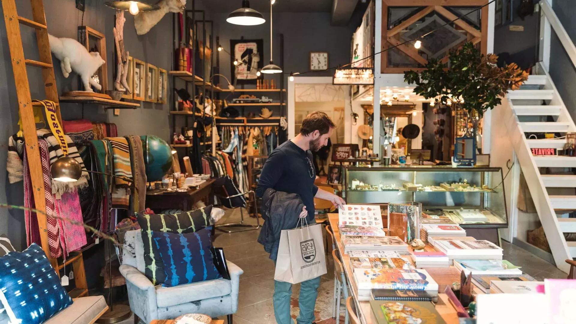 サンフランシスコのノーパ地区にあるブティック内で商品を買い物する男性。