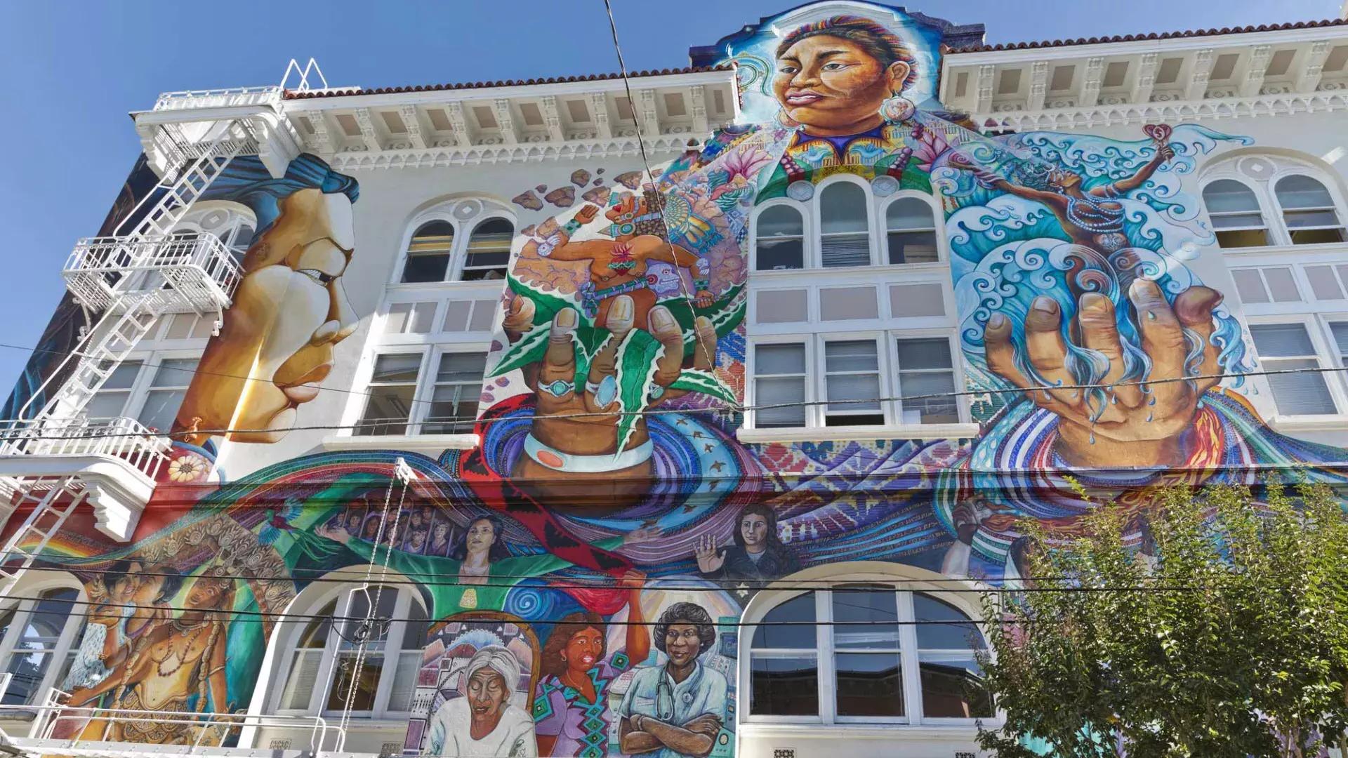 贝博体彩app教会区(San Francisco Mission District)妇女大厦(Women ' s Building)的一侧覆盖着一幅大型彩色壁画。.