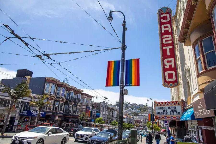 贝博体彩app卡斯特罗区, con l'insegna del Castro Theatre e le bandiere arcobaleno in primo piano.