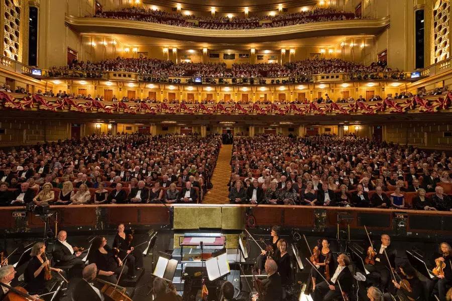 这首交响曲正在为在战争纪念歌剧院(War Memorial Opera House)的歌剧演出做准备. San Francisco, Californie.