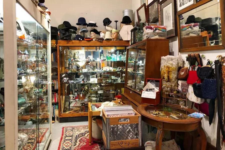 Cole Valley Antiques의 다양한 골동품, 모자, 예술품 등의 내부 모습.