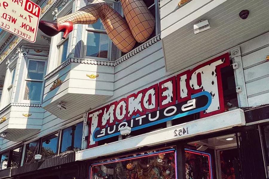 皮埃蒙特精品店海特街的窗户上挂着一对穿着渔网袜的假腿. São Francisco, Califórnia.