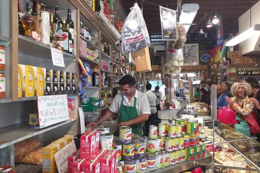 サンフランシスコのノースビーチ地区にあるイタリア食品マーケットの内部。