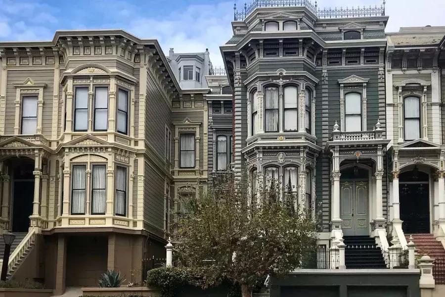 太平洋高地街道上一排排华丽的维多利亚式房屋. 贝博体彩app，加利福尼亚州.