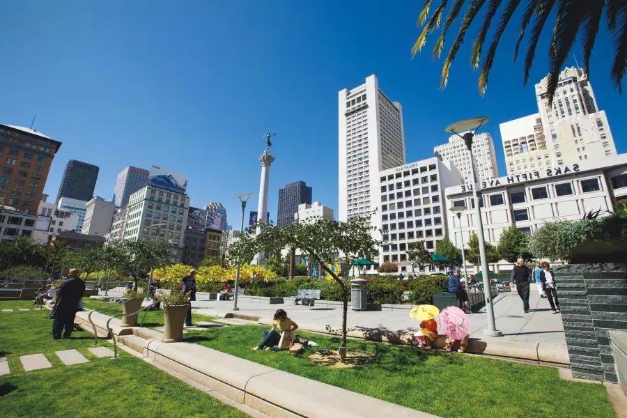 在一个阳光明媚的日子里，人们在联合广场享受公园。. 加州贝博体彩app.