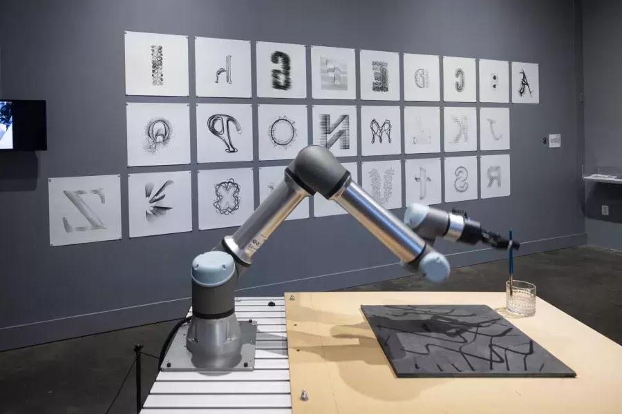 “机器人先生”，2024年工艺与设计博物馆。亨利·卡姆摄影。