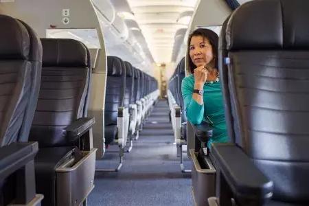 Melinda Yee Franklin坐在飞机上