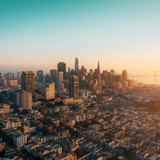 Die Skyline von San Francisco erscheint aus der Luft in einem goldenen Licht.
