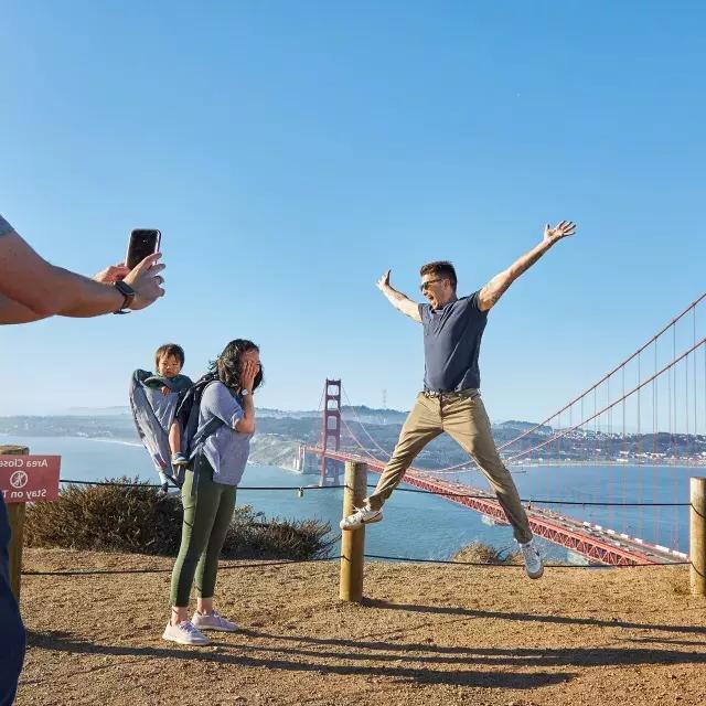 Un gruppo che scatta foto al Golden Gate Bridge