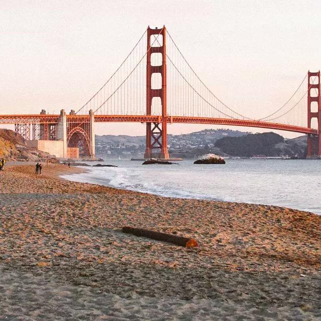 サンフランシスコのベイカービーチは金门大桥を背景に撮影されています