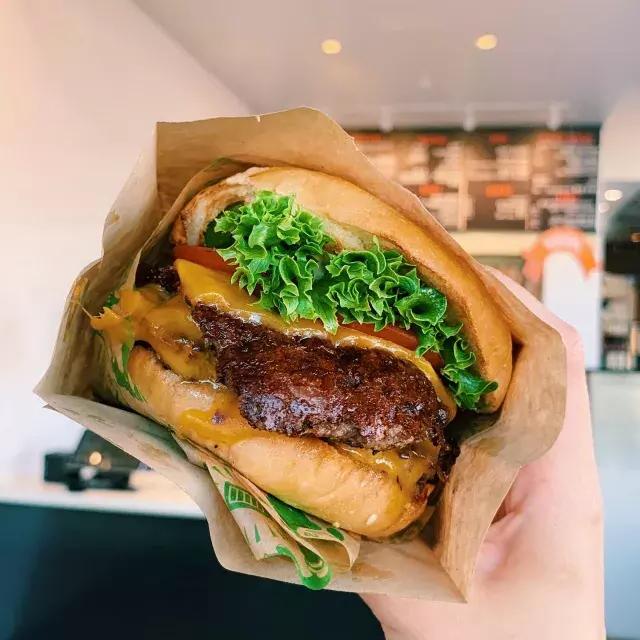 A double cheeseburger from 贝博体彩app的 super duper.